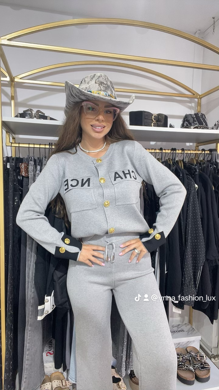 Compleu tricotat cu nasturi aurii